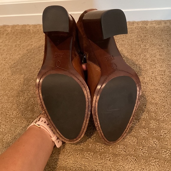 Frye ankle boot. Worn once. Size 8 - Picture 3 of 3